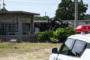 鉄筋コンクリート平屋の住宅と離れが全焼した火災現場＝26日、城辺新城