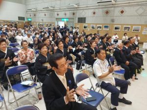 伊良部地区では新たに43人が仲間入りした＝18日、伊良部公民館