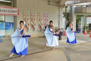 各団体がマウイ島のためにフラを披露した＝9日、宮古空港