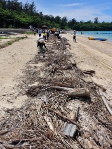 8月の台風6号以降、大量に押し寄せている漂着ごみの撤去作業が行われた＝6日、パイナガマビーチ