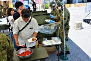 炊き出しでカレーライスが市民らに配られた＝6日、佐良浜漁港