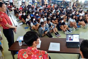 航空業界で働くことの魅力を紹介した「職業講話・航空教室」＝6日、南小学校