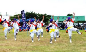 棒踊りを披露する川満部落会の皆さん＝15日、池原農村公園