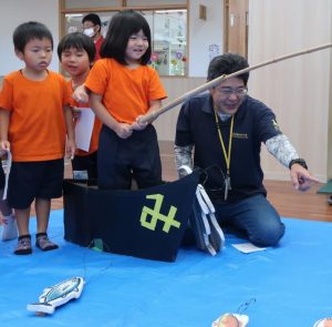 園児たちから大人気だった魚釣りゲーム＝18日、いけむらこども園