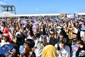 「ＨＹ」の演奏に合わせ手を振りながら一緒に歌う観客＝14日、平良トゥリバー地区