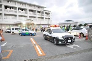 安全安心な地域づくりに決意を新たにした参加者らがパトロールに出発した＝２日、宮古島警察署