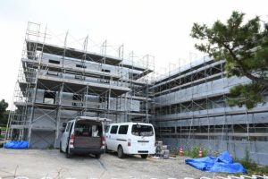 学生寮の建設も進められている＝26日、旧城辺中学校周辺