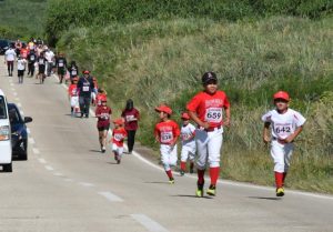 秋晴れの下、ゴールを目指した参加者たち＝29日、東平安名崎