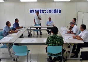 「宮古肉まつり」とコラボ開催を確認した実行委員会＝5日、宮古島商工会議所