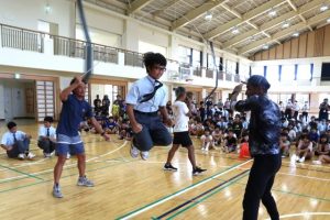 ダブルダッチに挑戦した生徒たち＝3日、伊良部島小中体育館