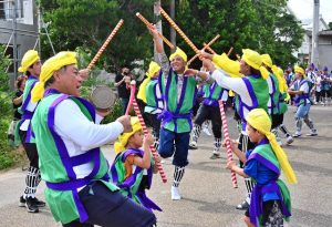 五穀豊穣、無病息災、子孫繁栄を願って勇ましい棒振りが披露された（写真は三男ヤーマスヤーブナカ）＝４日、来間島