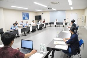 現行の７路線を生活路線として指定することなどを承認した市バス対策会議＝24日、市役所