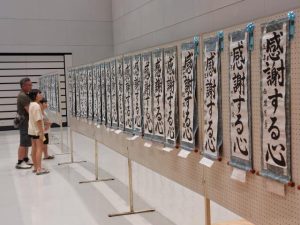 訪れた市民が子供たちの作品に見入っていた＝28日、市未来創造センター