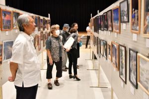 市民総合文化祭が開幕。一般の部の展示部門が始まり、各分野での市民の力作が訪れた人々を楽しませた＝20日、市未来創造センター