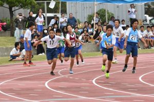 ２冠を達成した平良第一の奥平⑰＝21日、市陸上競技場