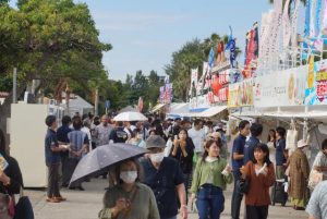 「沖縄の産業まつり」が４年ぶりの通常開催で始まった＝２７日、那覇市