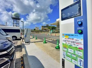 土、日曜、祝日も利用可能となった電気自動車用急速充電器＝市役所