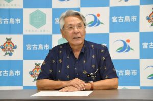 マウイ郡への義援金完了を報告し多くの協力に感謝する座喜味市長＝31日、市役所