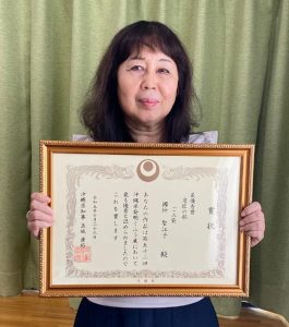 県発明くふう展で県知事賞を受賞した國仲さん＝２日、平良東仲宗根