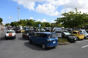 駐車スペースが満車状態となり、道路にも多くの車両が駐車していた＝４日午前、宮古空港（写真は一部加工しています）