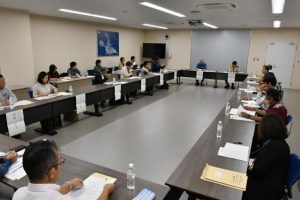 幅広い分野の関係者が集まり開催された第１回市市民所得向上懇話会＝13日、市役所