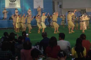 輪になってクイチャーを踊る宮国民俗芸能保存会の皆さん＝４日、ＪＴＡドーム宮古島