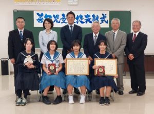 善行児童生徒として表彰された高江洲さん（前列右）と鏡原中の生徒会役員＝13日、県宮古教育事務所