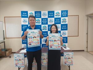 海族まつりフィナーレへの来場を呼び掛ける大泊部長（右）ら＝６日、宮古島観光協会