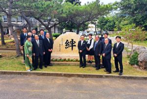 石碑を囲む関係者の皆さん＝19日、鏡原小学校