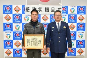 恩川さん（左）に喜屋武署長から感謝状が贈られた＝25日、宮古島警察署