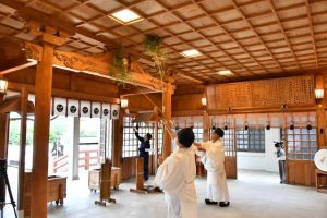 1年間の汚れを落とし新年に備える恒例の神事「すす払い」＝25日、宮古神社