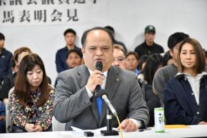 会見で出馬の理由を語る新里氏