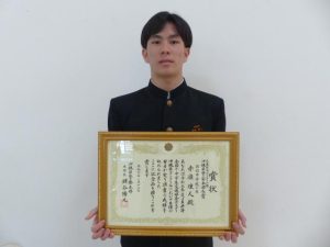 最高賞となる県警察本部長賞を受賞した西辺中3年の赤嶺さん＝13日、那覇市