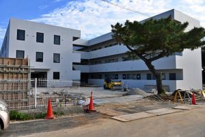 4月の開校に向けて整備された宝塚医療大学観光学部の学生寮＝8日、城辺福里