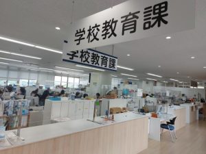 市の小中学校の児童生徒への検定料補助は4割となっている（写真は担当部署の市教育委員会学校教育課）＝市役所