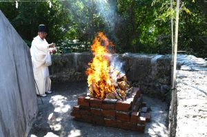 持ち込まれたお守りやお札は塩で清められ煙となって昇天した＝15日、宮古神社