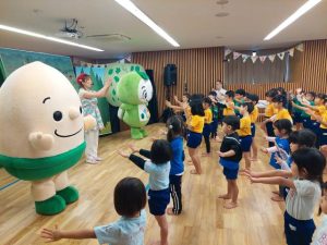 キャラクターとダンスを踊る子どもたち＝17日、はなぞのこどもえん