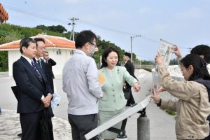 就任後初めて来島し下地島空港などを視察した自見沖縄担当相（中央）＝10日、いらぶ大橋海の駅