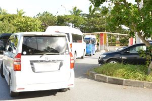 1カ所のゲートに車が集中するため時間によっては長い列ができている＝16日、宮古空港