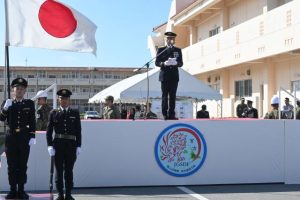 記念式典で式辞を述べる比嘉司令（壇上）＝18日、陸上自衛隊宮古島駐屯地