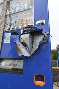 現場から回収された自販機。バールのような物でこじ開けられている