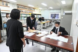 受験生の担当教諭らが訪れ、願書を提出した＝７日、宮古総合実業高校