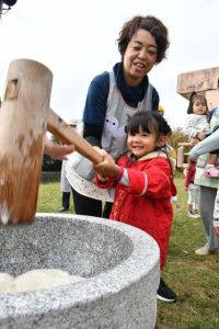 餅つきを楽しむ参加者ら＝10日、下地児童館