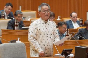 一般質問に登壇した國仲氏＝１日、県議会本会議場