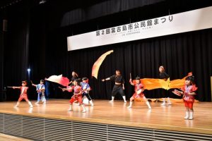 各公民館で活動する19団体がこれまでの成果を披露した＝３日、市未来創造センター多目的ホール