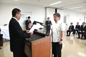 平良所長から一人一人辞令を受け取った管理職ら＝１日、宮古教育事務所