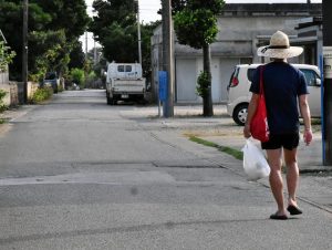 多良間島で４月の観測史上最高気温を観測。一足早い夏本番の訪れに多くの島民から「暑い」の声が聞かれた＝17日、多良間島