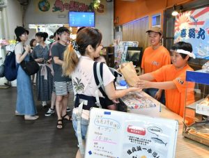 「佐良浜一本揚げ」を販売するリリアさん（右から２人目）ら＝４月29日、島の駅みやこ