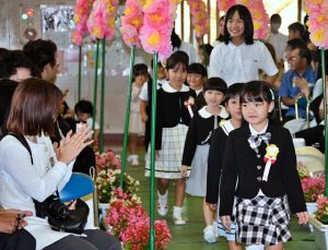 上級生、教諭、保護者らが見守る中、新１年生が小学校生活をスタートさせた入学式＝10日、東小学校