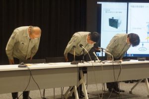 大規模停電について会見で謝罪する、横田副社長（中央）ら＝25日夕、浦添市